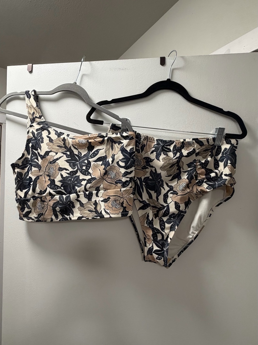 Old Navy Floral One-Shoulder Bandeau Set in Cream, Black and Tan